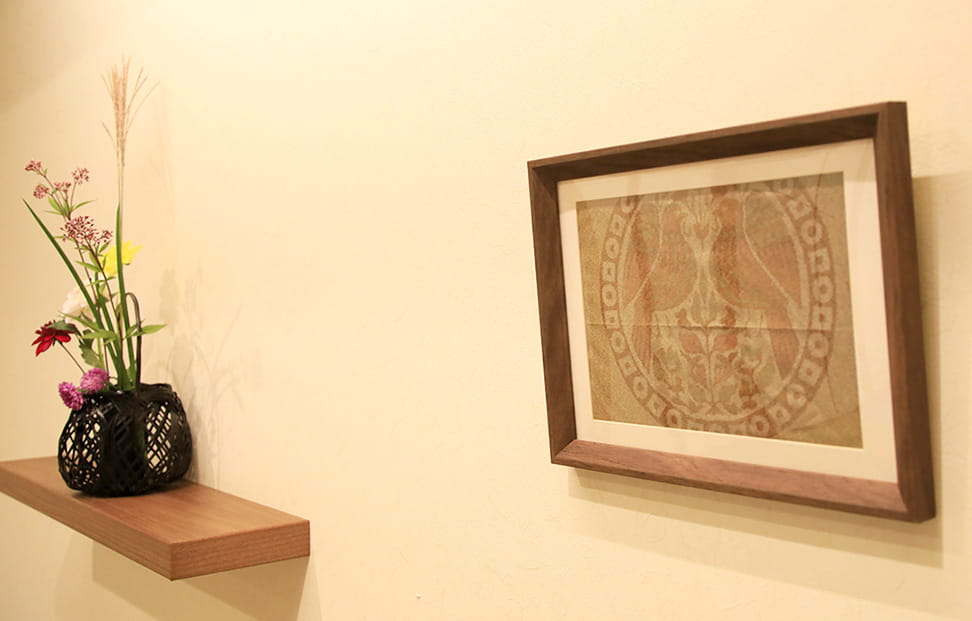 画像:客室椿にある秩父銘仙白い花